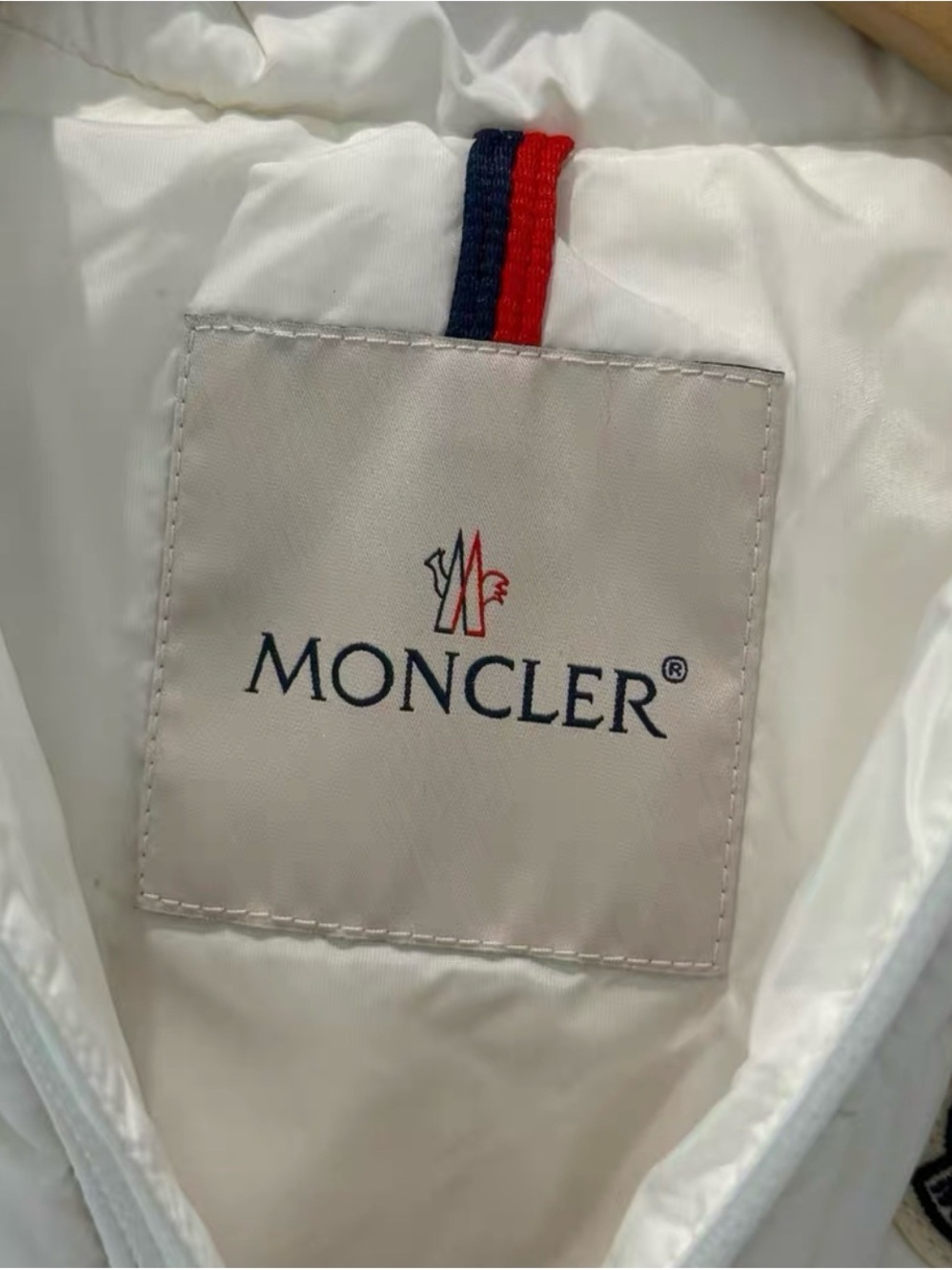 Moncler White Quilted Hooded Puffer Jacket for Kids - Picture 4 of 6